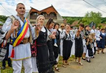 Foto. Ziua portului popular, la Calbor. ,,Armindenii și bortele fetelor, un obicei unic al satului“ explică primarul Claudiu Motrescu
