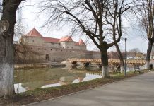 ,,Este o rușine pentru Făgăraș să nu existe toalete în apropierea Cetății!“. Ca în evul mediu, turiștii care ajung la Cetate, își fac nevoile pe malul lacului