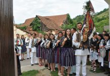 Galerie foto și video. ,,Ia-ți mireasă ziua bună…“ Nuntă tradițională la Rucăr, obicei păstrat din străbuni