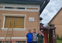 Asociația ,,Aurel A. Mureșianu“ a montat o placă comemorativă în memoria învățătorului Octavian Popaiov, fost deținut politic, condamnat la 10 ani temniță grea