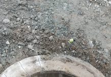 Locatarii de pe Salcâmului s-au trezit cu canalul în curți și beciuri. Rețeaua de canalizare a fost realizată de Primăria Făgăraș și firma de casă, Petrabog Edil SRL