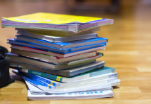 Elevii care intră în clasele a IX-a și a X-a, în septembrie, nu vor avea manuale noi, ci vor învăța tot de pe cele aprobate în 2004, înainte să se fi născut