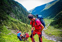 Turist accidentat pe Valea Sâmbetei. Salvamontiștii din Victoria l-au coborât la baza muntelui. De ce n-au fost solicitați jandarmii montani de la Sâmbăta?