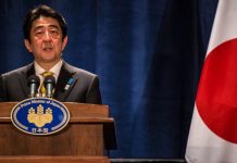 Fostul premier al Japoniei, Shinzo Abe, a murit după ce a fost împușcat la un eveniment electoral/ Japonia, unde armele de foc sunt interzise, în stare de șoc