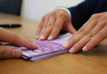 Vrei locuinţă, dai şpagă! Mită de 7.500 euro pentru o locuinţă socială la Făgăraş. A fost deschis un dosar penal. Chiriașii din imobilul ars sunt tot fără locuințe