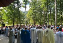 Foto. Hram la Mănăstirea Brâncoveanu. Pelerini din toată țara au participat la slujba de la altarul din pădure