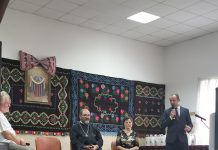 Foto și Video. Preotul prof. dr. Constantin Necula, conferință la Olteț. Spectacol de pricesne și cântece patriotice