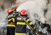 Două tiruri au ars în parcarea fabricii ROMCIM Hoghiz