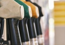 De ce nu scade prețul benzinei dacă petrolul s-a ieftinit. Prognoza unui expert în energie