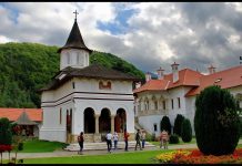 Oameni fără Dumnezeu: Doi tineri au furat din cutia milei de la Mănăstirea Brâncoveanu