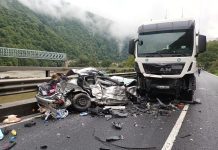 Accident grav pe Valea Oltului. Trei persoane, între care un copil de un an şi trei luni, moarte după ce autoturismul în care se aflau a intrat într-un TIR