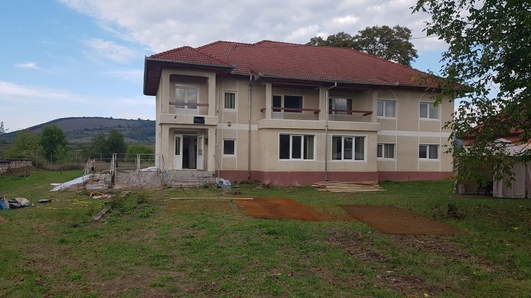 Azilul de bătrâni, ,,fata morgana“ de la Veneția de Sus. 150.000 euro aruncați pe apa Sâmbetei. ,,Camarazii“ igienizează clădirea