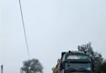 Nu țin cont de restricții. Convoi militar, blocat pe podul de la Cincșor