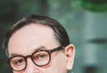 ,,Cartea oglinzilor”, romanul făgărășeanului Eugen Ovidiu Chirovici, va fi ecranizat. Russell Crowe va juca rolul principal. Chirovici este cetățean de onoare al Făgărașului