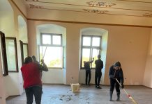 Foto. Muncă voluntară la Castelul Brâncovenesc de la Sâmbăta de Sus pentru igienizare