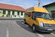 Scandalul ,,Microbuzul școlar“ de la Mândra a revenit după 3 ani. Elevii nu merg la școală pentru că microbuzul este defect, iar șoferul și-a dat demisia