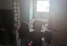 Foto si Video. Alt scandal la Făgăraș. Ping pong cu chiriașii primăriei din cartierul Combinat. 11 familii au rămas pe drumuri după ce clădirea a fost distrusă de un incendiu. Chiriașii din ,,Blocul mizeriei“, somați să se mute