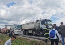 Foto. Accident rutier pe DN1, la Beclean, între un microbuz cu elevi și o basculantă