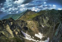 Turist salvat de salvamontiști după ce a căzut în prăpastie în zona Vârfurilor Moldoveanu și Viștea Mare