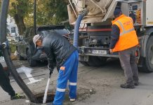 Foto și Video. Circulația în centrul Făgărașului din nou blocată. Muncitorii de la Apa Canal curățau canalele în plină zi. ,,Unde sunt polițiștii locali?“