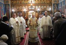 Foto. Slujbă arhierească la Biserica ,,Adormirea Maicii Domnului“ Făgăraș. Preasfințitul IGNATIE, Episcopul Hușilor, a fost invitat la Făgăraș