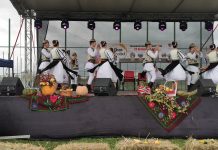 Foto și Video. Muzică, dansuri și voie bună la Părău, la ,,Ziua Recoltei“