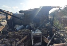 Focul le-a mistuit gospodăria. A ars și calul din grajd. O familie din Gua Văii a rămas fără munca de o viață