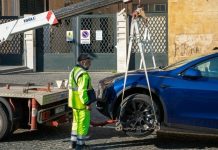 Polițiștii vor putea ridica mașinile parcate pe trotuar. Parlamentul a votat proiectul de lege care va merge la promulgare