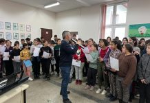 Foto. Recital de cântece patriotice la Școala Gimnazială ,,General Ioan Boeriu” din Recea dedicat Zilei Naționale a României
