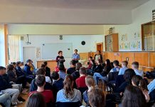 Discuții interactive între polițiști și elevii din școlile din Țara Făgărașului. Elevii au învățat despre bullying, infracțiuni și contravenții