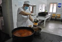 Șase persoane în adăpostul pentru oamenii străzii. Ele primesc o masă caldă la cantina socială. Aici mănâncă 200 persoane, 70 fiind elevii interni de la Colegiul ,,Aurel Vijoli“