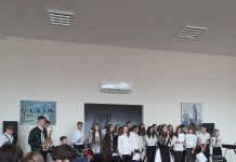 Foto și Video. Elevii de la liceele din Victoria, recital în sala de lectură a Casei de Cultură din oraș