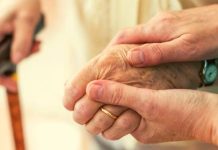 Proiect: Cei care îngrijesc vârstnici vor putea cere o indemnizație de la stat, care va fi diferită de cea pentru asistenții personali