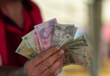 Guvernul și partenerii sociali au ajuns la un acord ca salariul minim să crească la 3.000 lei, din care 200 lei scutiți de taxe, de la 1 ianuarie 2023. Salariul minim din construcții crește la 4.000 lei