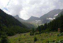 Poteca de acces pe Valea Sâmbetei, afectată de alunecări de teren. Salvamontiștii au pregătit un traseu alternativ