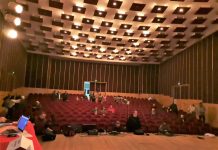 Foto și Video. Scapă cine poate din ședința Legislativului de la Făgăraș. ,,Nesimțiți ordinari!“. Primarul PSD cu vreo 50 de ,,oșteni“ și-au arătat mușchii. Consilierii locali bătuți au ajuns la spital și la Poliție