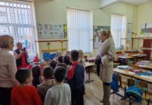 Foto. Primăria Victoria a împărțit 880 pachete-cadou copiilor din oraș. Spectacole de sărbători la Casa de Cultură Victoria