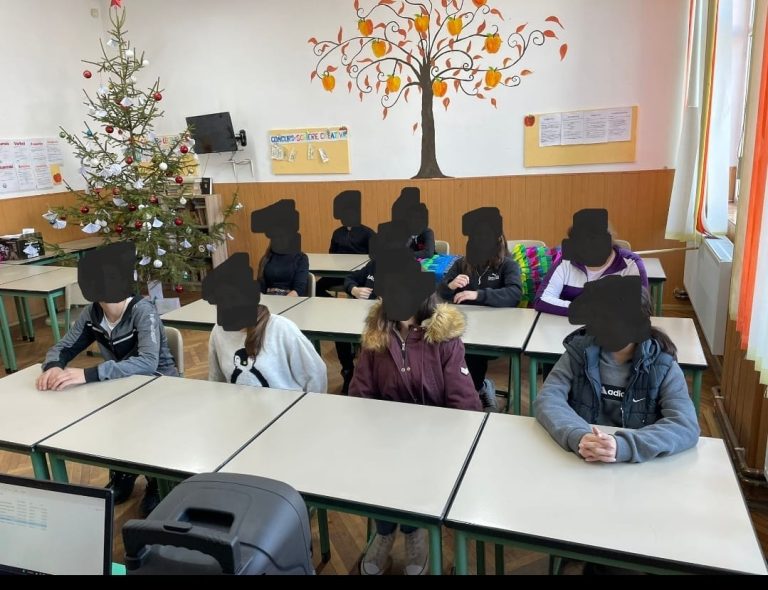 Mobilier  pentru Școala Gimnazială Veneția de Jos. O asociație a donat mese și scaune ergonomice