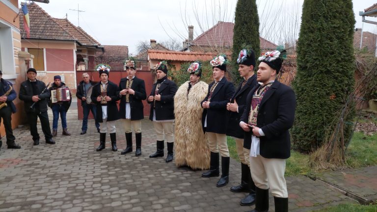 Foto și Video. Ceata de feciori din Mândra a început colinda