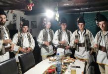 Foto. Tradiţia Cetelor de feciori din Ţara Făgăraşului. Feciorii pornesc colinda în Ajunul Crăciunului. Irozii, steaua, turca, alte tradiții