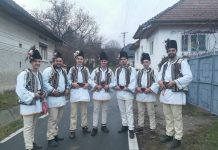Foto și Video. Ceata de feciori din Rucăr colindă fiecare casă, în Ajunul Crăciunului