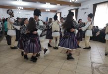 Foto și Video. Muzică, joc și voie bună în vatra satului, la Rucăr. Ceata de feciori i-a invitat pe săteni la jocul de Crăciun