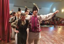 Foto și Video. Liceul ,,IC Drăgușanu“ din Victoria, în sărbătoare. Un spectacol artistic care întâmpină praznicul Nașterii Domnului. Ceata de feciori a liceului, o tradiție de decenii