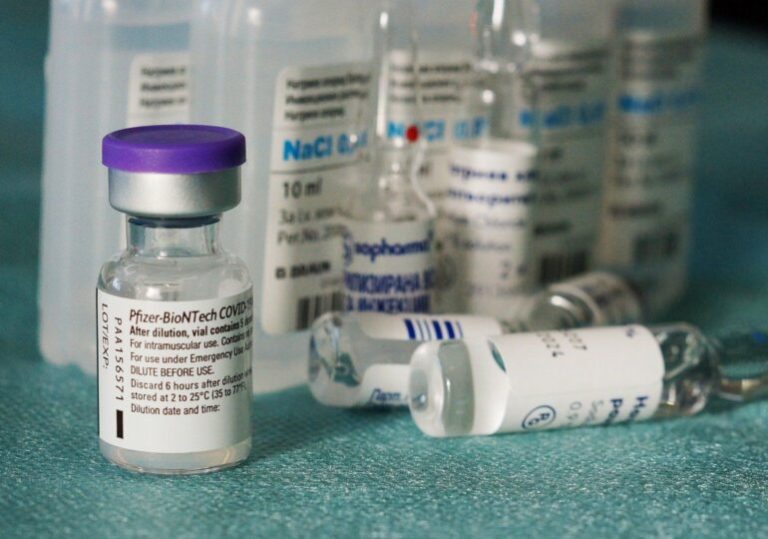 O româncă vaccinată a dat în judecată Pfizer și cere 1 milion de euro