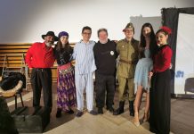 Foto și Video. Trupa Thalia, în spectacol la Rucăr, cu piesa de teatru ,,Garoafele lui Trandafir“, regia Ionuț Sas