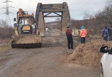 Foto. Bâjbâiala de la podul Voila. Albia Oltului a fost subtraversată cu conducta de apă. S-a reluat furnizarea apei potabile