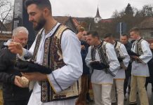 Foto și Video. Boboteaza, vechi obiceiuri din Țara Făgărașului. Sfințirea apei și jocul cetașilor, la Rucăr