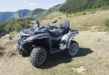 Un tânăr de 22 de ani conducea un ATV neînmatriculat prin Ucea de Sus. Polițiștii l-au urmărit cu mașina prin tot satul