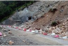 Atenție șoferi. Trafic blocat pe DN 7C – Transfăgărășan, în urma căderilor de stânci de pe versant
