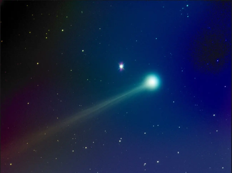 O cometă vizibilă ultima dată în timpul Epocii Glaciare trece pe lângă Pământ